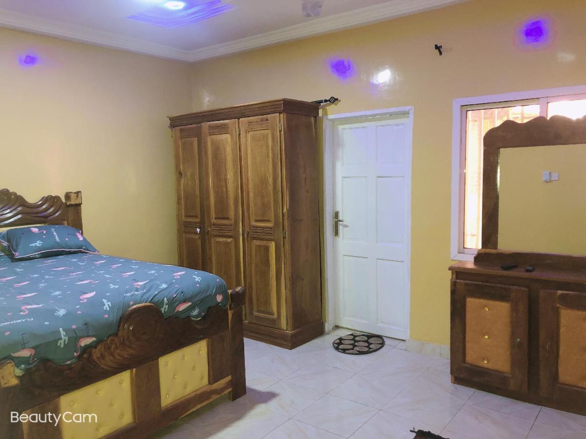 Awamuulamin Manneh Guest House Abuko Esterno foto